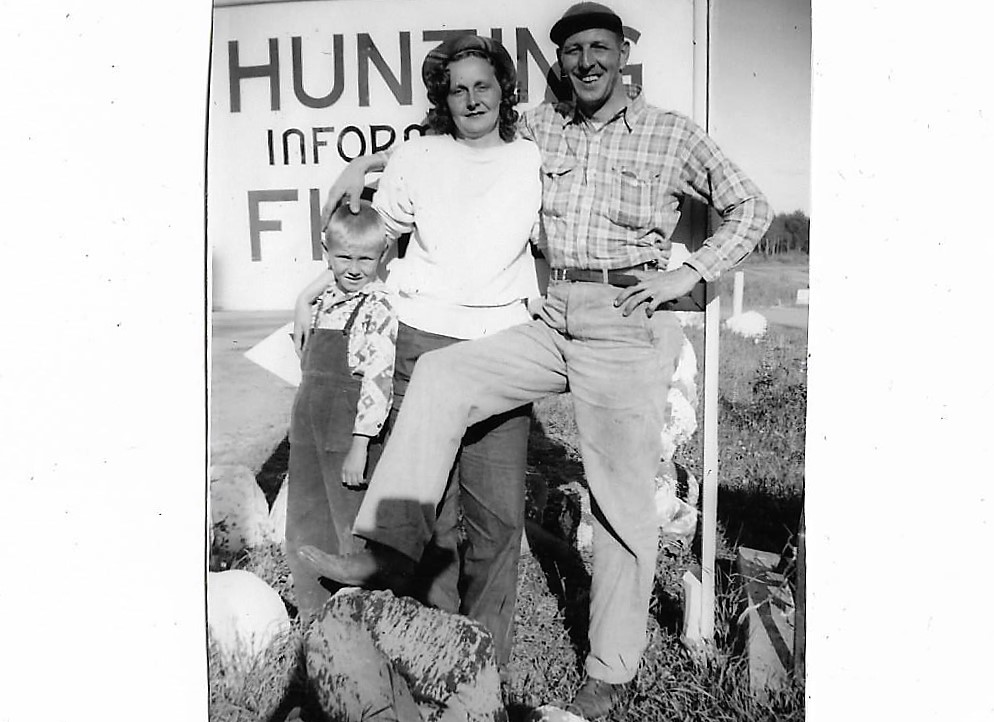 mom dad art at deer trail sign 001