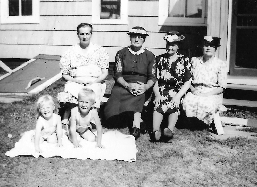 Knihtila, Alma, pic with friends visiting 001